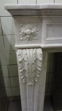 Антикварный каминный портал из белого мрамора каррара